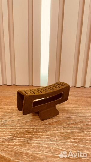 Заколка краб бархатный бежевый для волос