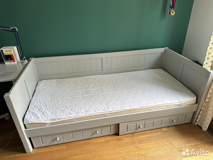 Кровать односпальная с выдвижными ящиками