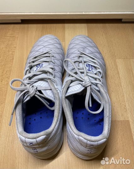 Футбольные бутсы (шиповки)