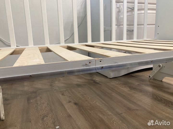 Детская кроватка с поперечным маятником