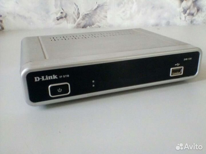 Телевизионная приставка и маршрутизатор D-link