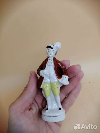 Фарфоровая статуэтка 
