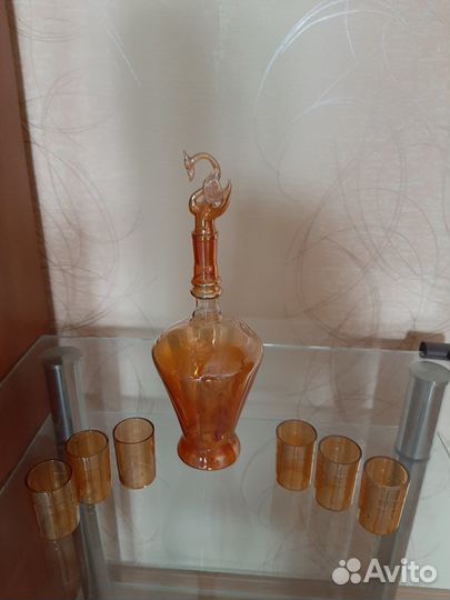 Стеклянный графин с лебедем внутри и шесть рюмок