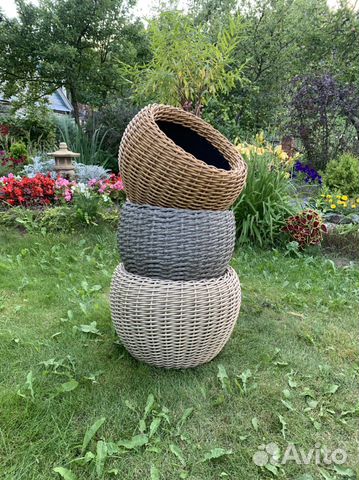 Кашпо садовое, плетенное из ротанга, в наличии