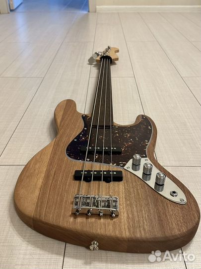 Мастеровая бас гитара безладовая
