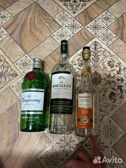 Пустые бутылки виски, коньяк, джин