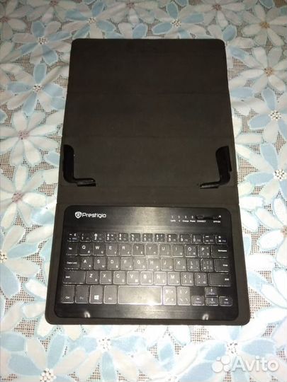 Клавиатура с чехлом на планшет