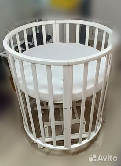 Детская кроватка с маятником круглая