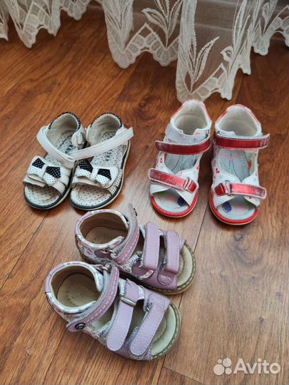 1) Обувь для девочек одного размера