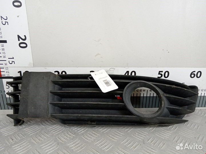 Решетка (заглушка) в бампер левая Volkswagen Passa