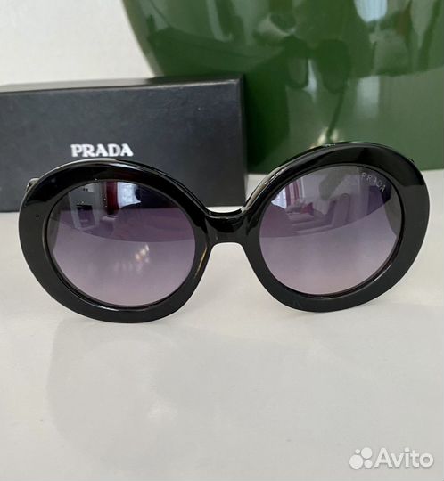 Солнечные очки Prada