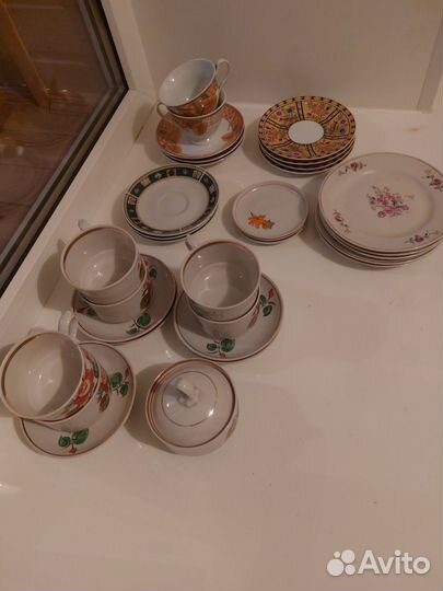 Чайные чашки и блюдца