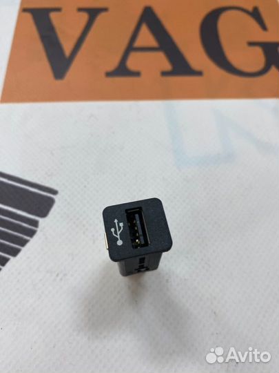 Зарядное гнездо Bmw F10 3.0 2011