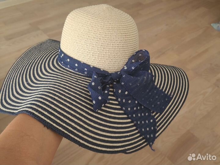 Соломенная шляпа с широкими полями