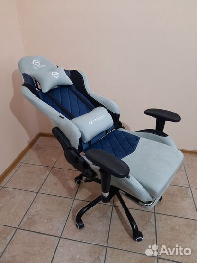 Игровое компьютерное кресло с подставкой под ноги