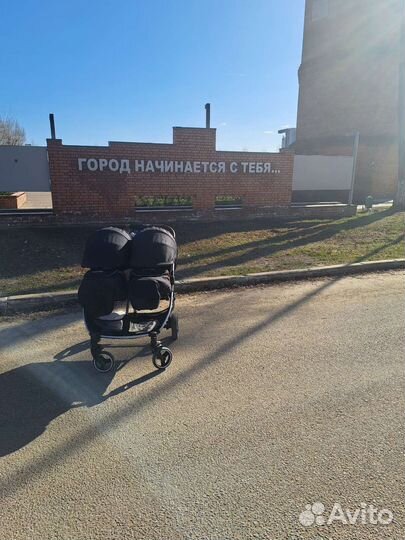 Коляска для погодок двойни