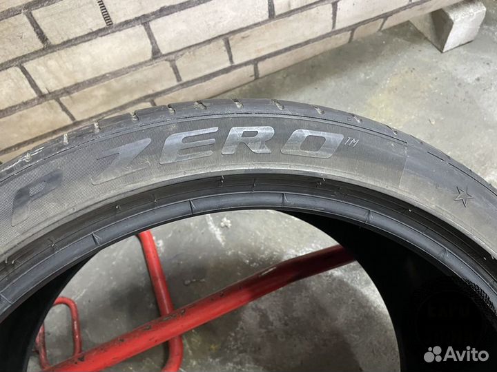 Pirelli P Zero PZ4 295/35 R21