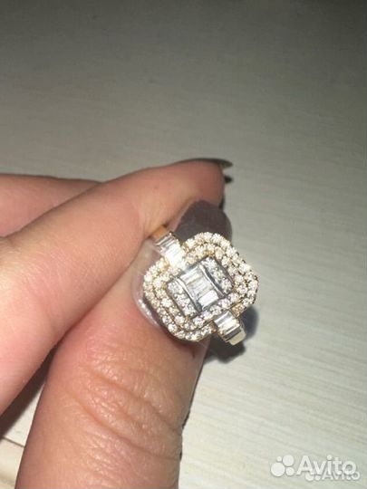 Золотое кольцо с бриллиантами багет