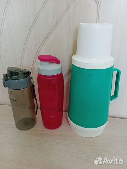 Термос и две бутылочки для воды, напитков