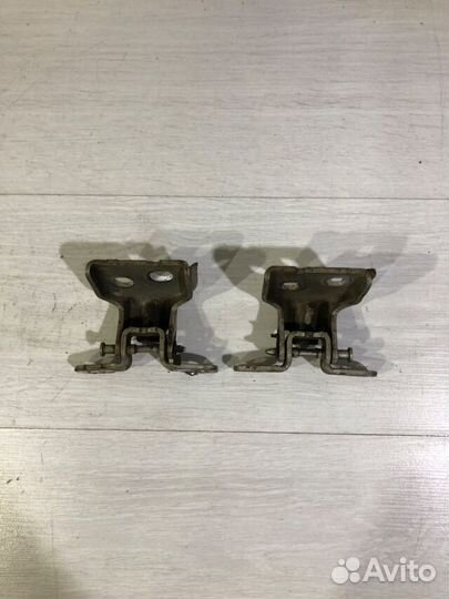 Петля двери перед лев renault sandero 1 1.6 мт