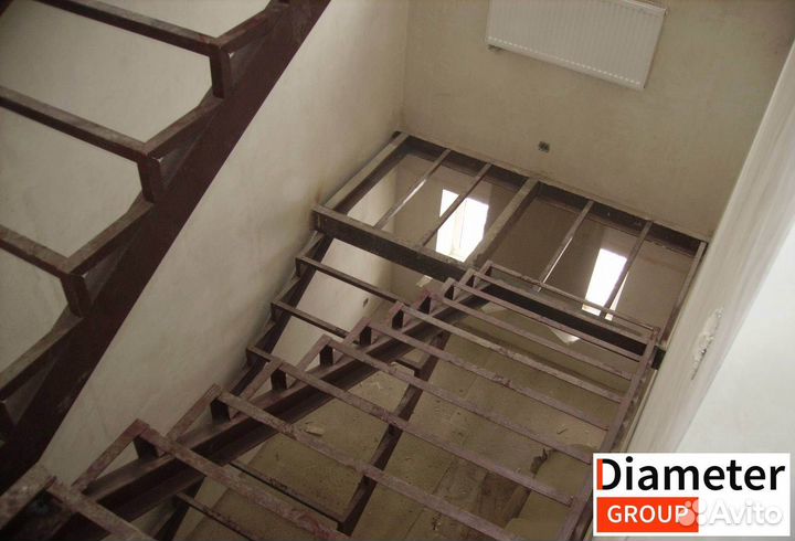 Установка широкой лестницы на ломаном косоуре