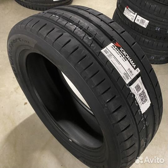 Yokohama Advan Sport V107 245/40 R19 98Y