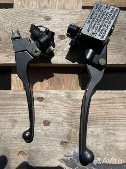 Рычаги тормоза и сцепления на мотоцикл