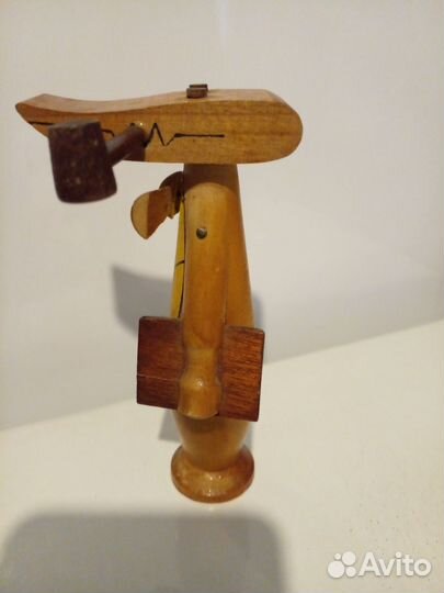 Поделка из дерева гена крокодил