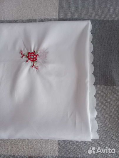 Скатерть белая с вышивкой + салфетки