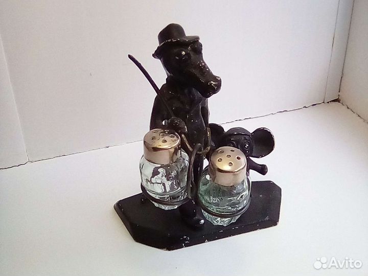 Крокодил Гена и Чебурашка с солонкой и перечницей