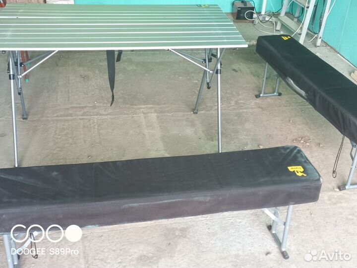 Складной стол и две скамейки