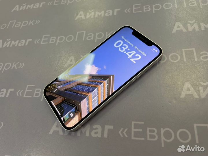 Молочный телефон iPhone 12 64Gb