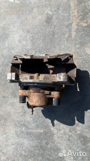 Суппорт передний правый Range Rover Evoque