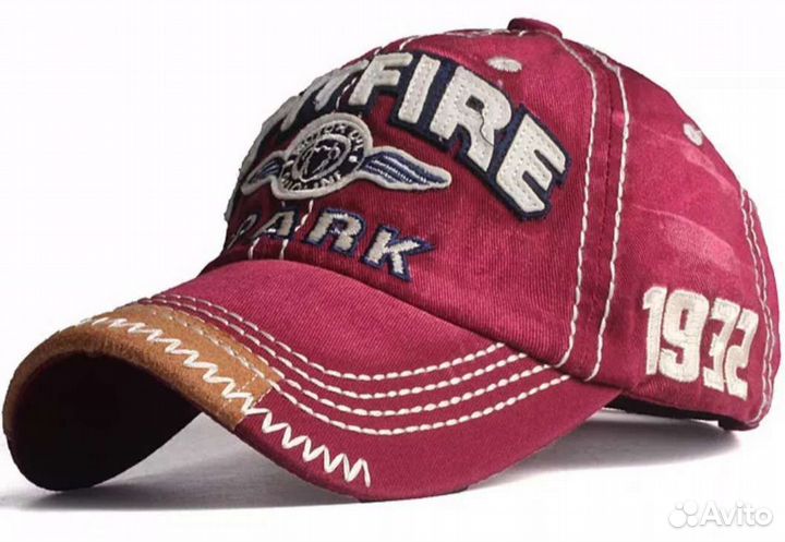 Две кепки черная и красная