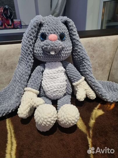 Вязаный плюшевый заяц