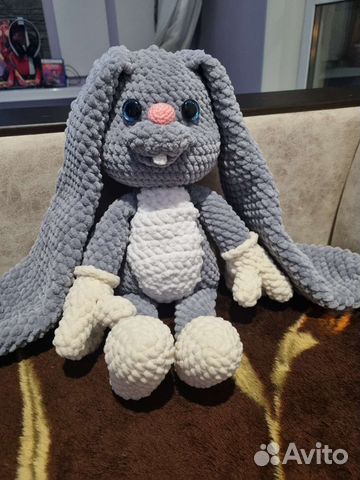 Вязаный плюшевый заяц