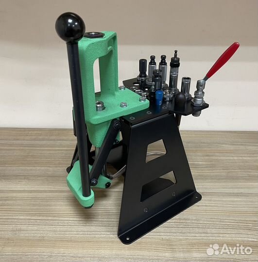 Подставка/станина под резьбовые прессы для релоада