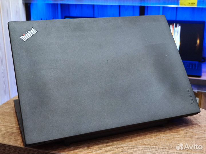 Заряженный ThinkPad для работы со слотом SIM