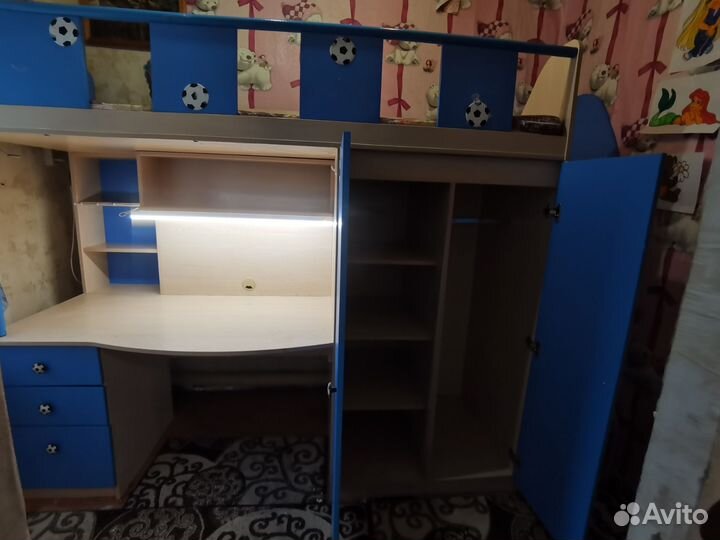 Детская кровать чердак со столом и шкафом бу