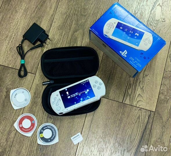 Sony PSP e1008 Ice White 64gb 7500 игр (комплект)