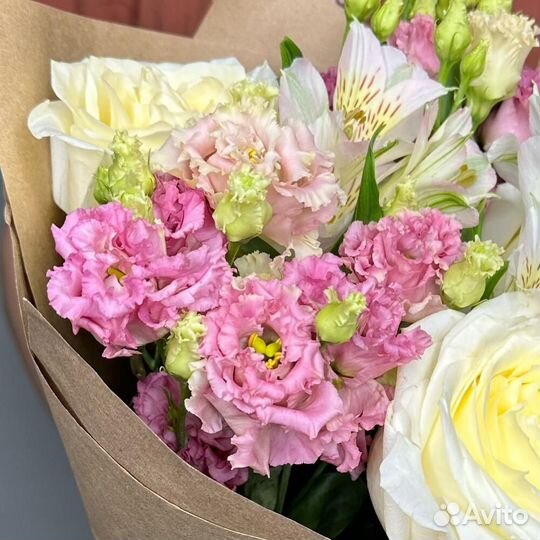 Букет эустома, ароматные розы и альстромерия