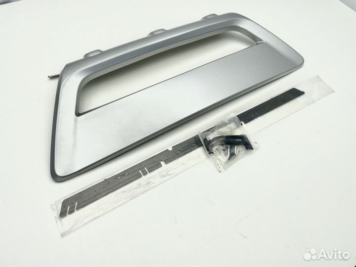 Накладка на передний бампер Volvo XC60 серебристая