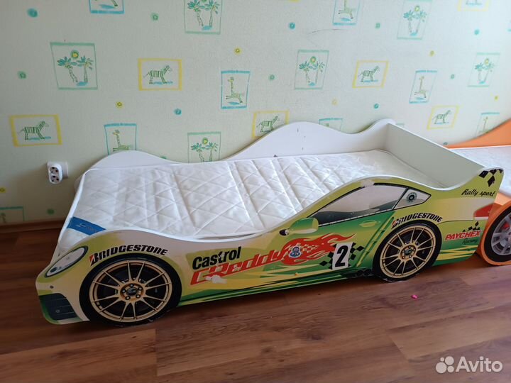 Детская кровать машина бу с матрасом 2шт