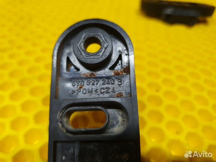 Отбойник крышки багажника Skoda Superb лифтбек 2