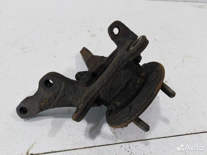 Кулак передний правый