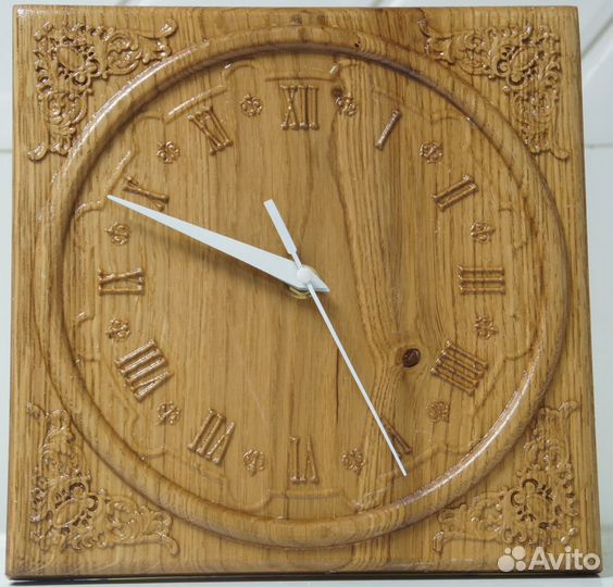 160 Часы. Резьба по дереву. Дуб. 23 на 23 см