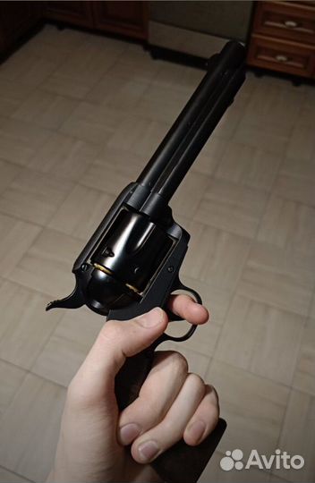 Игрушечный револьвер