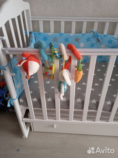 Детская кроватка с маятником и ящиком