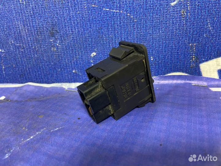 Кнопка. Nissan Bassara минивен KA24 2001