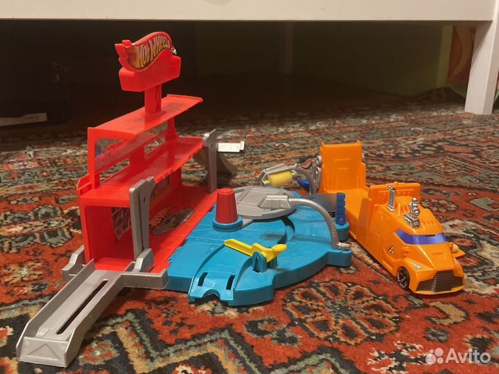 Hot wheels автомойка и грузовик-санобработка